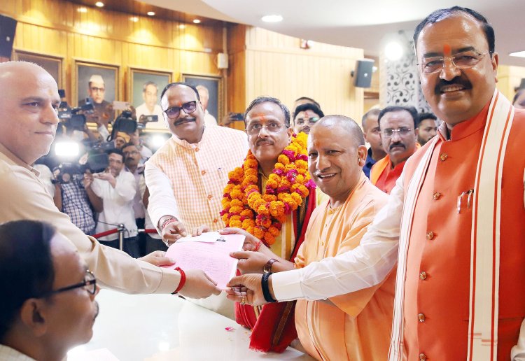 यूपी: राज्यसभा उपचुनाव के लिए दिनेश शर्मा ने किया नामांकन, सीएम योगी रहे मौजूद