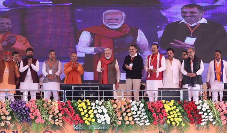प्रधानमंत्री ने उत्तर प्रदेश के वाराणसी में 19,150 करोड़ रुपये से अधिक की कई विकास परियोजनाओं की रखी आधारशिला