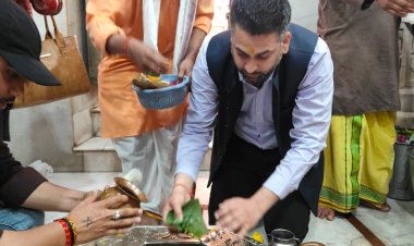 कांग्रेस नेता डॉक्टर कपिल शर्मा ने दूधेश्वर नाथ मंदिर पहुंचकर किया जलाभिषेक, भोले बाबा का लिया आशीर्वाद