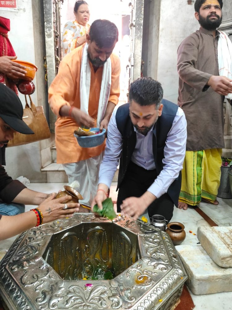 कांग्रेस नेता डॉक्टर कपिल शर्मा ने दूधेश्वर नाथ मंदिर पहुंचकर किया जलाभिषेक, भोले बाबा का लिया आशीर्वाद