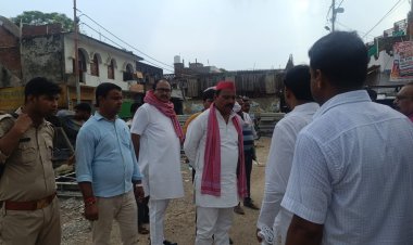 इटावा: सपा सांसद जितेंद्र दोहरे ने निर्माणधीन रामनगर रेलवे ओवरब्रिज का किया निरीक्षण