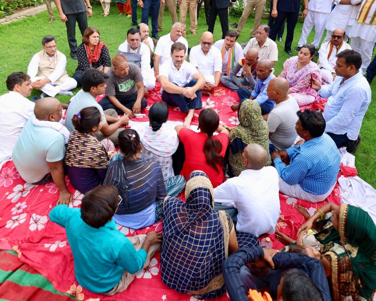 राहुल गांधी ने हाथरस हादसे के पीड़ितों से की मुलाकात, भावुक हुए हाथरस भगदड़ के पीड़ित