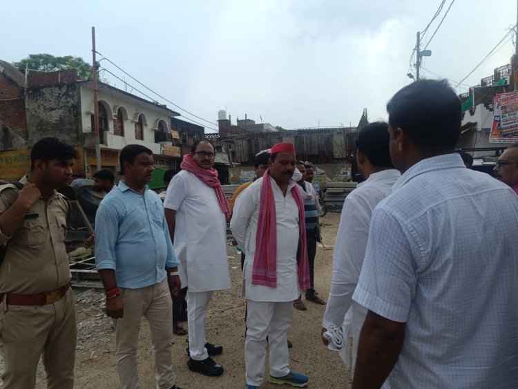 इटावा: सपा सांसद जितेंद्र दोहरे ने निर्माणधीन रामनगर रेलवे ओवरब्रिज का किया निरीक्षण