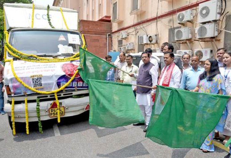 केन्द्रीय मंत्री पह्रलाद जोशी ने सब्सिडीयुक्त 60 रूपये प्रति किलो कीमत पर टमाटर बिक्री को हरी झंडी दिखाई