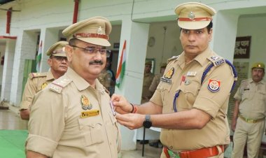 कोतवाली प्रभारी निरीक्षक विक्रम सिंह चौहान और निरीक्षक कृष्णा लाल पटेल को उनकी उल्लेखनीय सेवाओं के लिए उत्कृष्ट सेवा पुरस्कार से किया गया सम्मानित