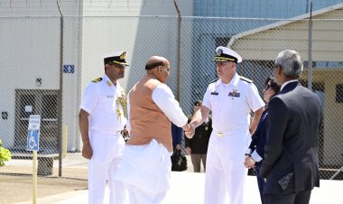 रक्षा मंत्री राजनाथ सिंह ने अमरीका में नौसेना के सतही युद्धक केंद्र का दौरा किया