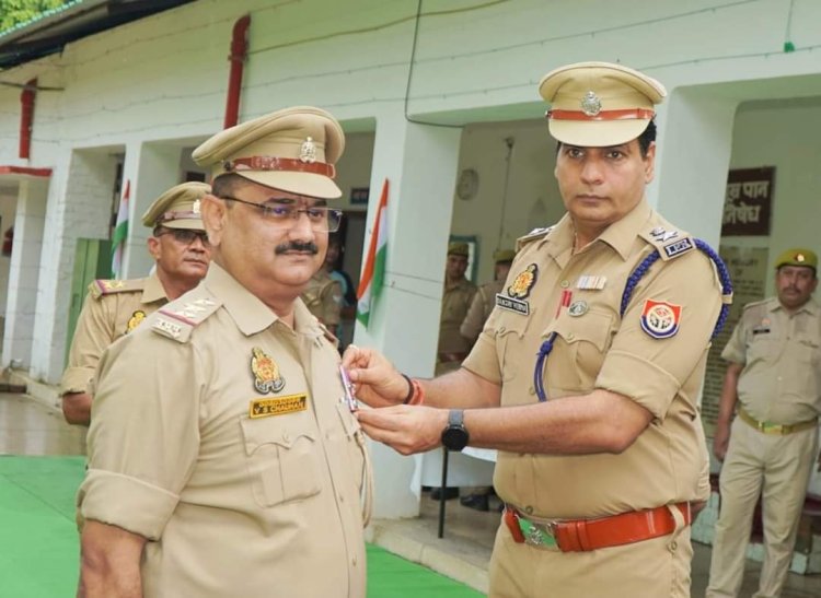 कोतवाली प्रभारी निरीक्षक विक्रम सिंह चौहान और निरीक्षक कृष्णा लाल पटेल को उनकी उल्लेखनीय सेवाओं के लिए उत्कृष्ट सेवा पुरस्कार से किया गया सम्मानित