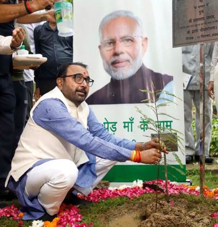 आयुष मंत्री प्रतापराव जाधव ने ‘एक पेड़ माँ के नाम’ अभियान के तहत आंवला का पौधा लगाया