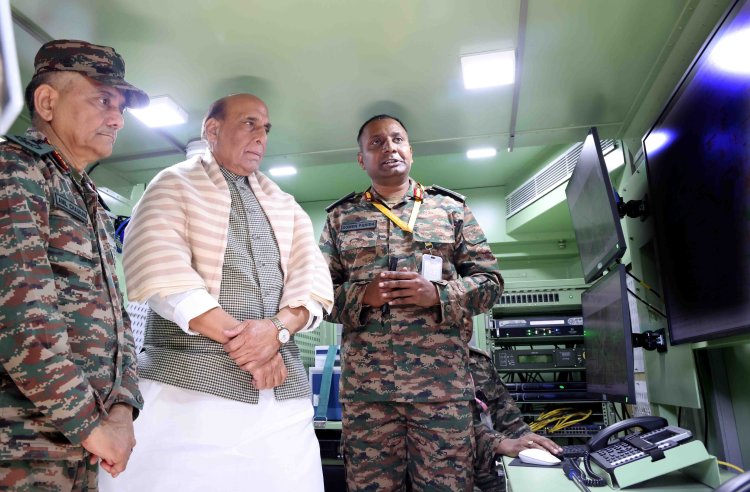 रक्षा मंत्री राजनाथ सिंह ने नई दिल्ली में 'युद्धक्षेत्र निगरानी प्रणाली-संजय' को हरी झंडी दिखाई