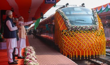 प्रधानमंत्री मोदी ने पश्चिम बंगाल के मालदा में 3,250 करोड़ रुपये से अधिक की लागत वाली कई रेल और सड़क बुनियादी परियोजनाओं का उद्घाटन किया