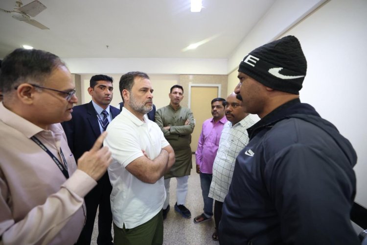 राहुल गांधी ने इंदौर में प्रदूषित पानी से जान गंवाने वाले लोगों के परिजनों और बीमार लोगों से की मुलाकात